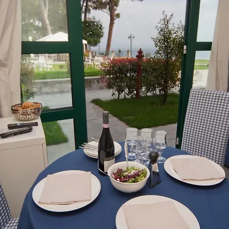 Sleeps 3 Pool T421409